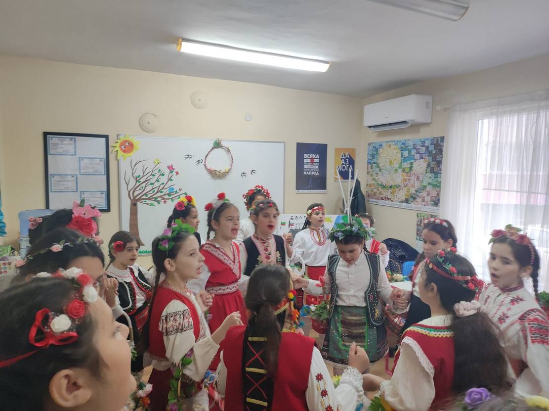 Чаровни лазарки благословиха екипа на Центъра за обществена подкрепа в Левски